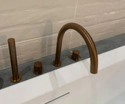 Waterevolution Flow 4-gats Badkraan voor Badrandmontage volledig PVD geborsteld koper T138CPE