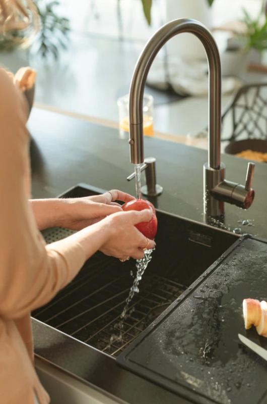 Franke Keukenkraan Eos Neo met uitloop uittrekbare sproeikop pvd gun metal 115.0628.256