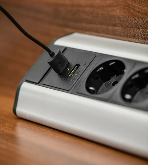 5-voudige hoekcontactdoos. Keukencontactdoos, 230V, hoe van 90° voor hoekmontage. Opbouwcontactdoos voor keuken en werkplaats, grijs/antraciet 5-voudige hoekcontactdoos. Keukencontactdoos, 230V, hoe van 90° voor hoekmontage. Opbouwcontactdoos voor keuken en werkplaats, grijs/antraciet