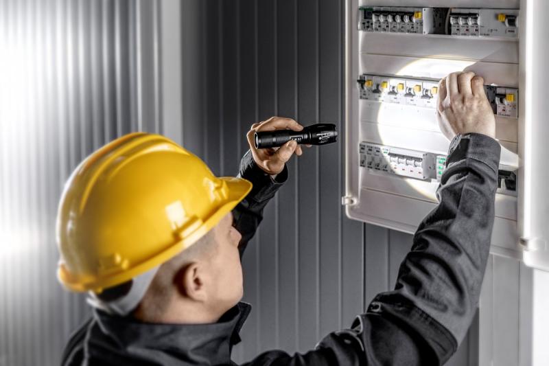 LED flashlight SOS zoom for 3xAAA batteries 1,5 V,5W,300lm,6400K,200m,IP44,black 1208963358